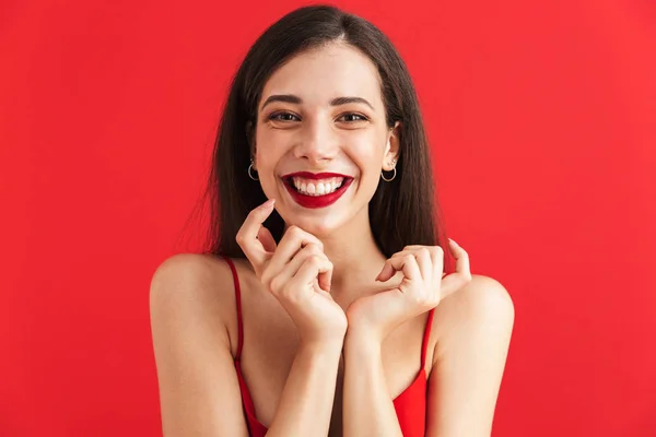 Portrét Šťastné Mladé Ženy Šaty Izolované Červeném Pozadí Drželi Ruce — Stock fotografie