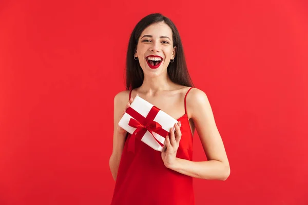 Retrato Uma Jovem Alegre Vestido Segurando Caixa Presente Isolado Sobre — Fotografia de Stock