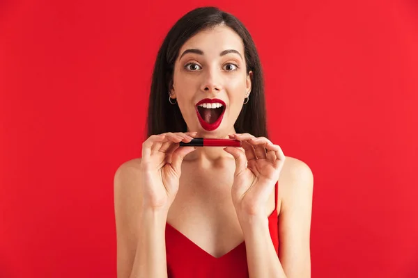 Foto Jovem Feliz Mulher Animada Posando Isolado Segurando Brilho Labial — Fotografia de Stock