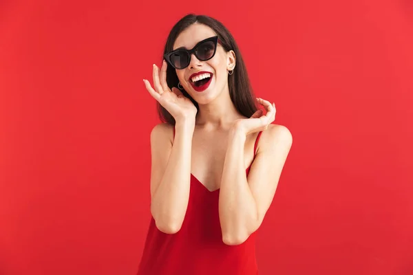 Imagen Feliz Sonriente Hermosa Joven Posando Aislada Sobre Fondo Rojo —  Fotos de Stock