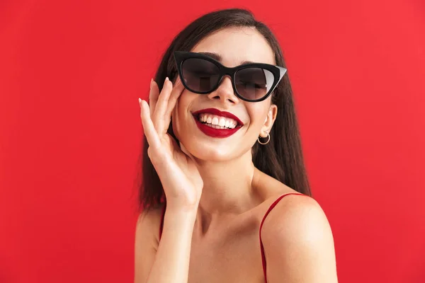 Podoba Šťastná Usmívající Krásná Mladá Žena Pózuje Izolované Červeném Pozadí — Stock fotografie