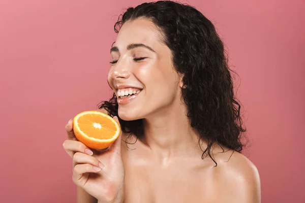 Smilng 여자의 머리를 오렌지의 절반을 아름다움 초상화 — 스톡 사진