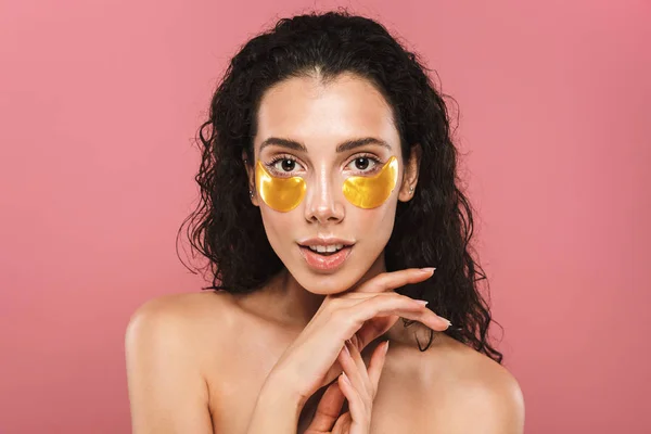 Kozmetik Göz Yamalar Giyen Sağlıklı Genç Bir Üstsüz Kadın Kıvırcık — Stok fotoğraf