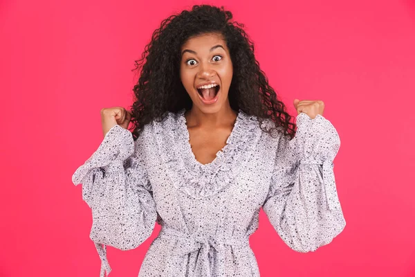 Porträt Einer Aufgeregten Jungen Afrikanerin Sommerkleid Die Isoliert Vor Rosa — Stockfoto