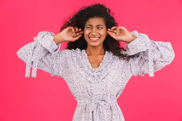 Porträt Einer Irritierten Jungen Afrikanerin Sommerkleid Die Isoliert Vor Rosa — Stockfoto