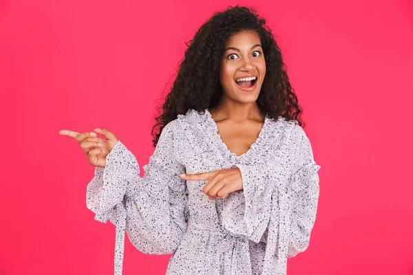 Retrato Una Joven Africana Sonriente Vestida Verano Aislada Sobre Fondo — Foto de Stock