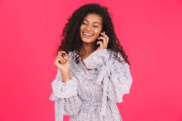 Retrato Uma Jovem Africana Sorridente Vestido Verão Isolado Sobre Fundo — Fotografia de Stock