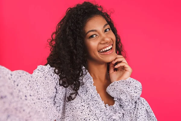 Retrato Una Joven Mujer Africana Feliz Vestido Verano Pie Aislado — Foto de Stock