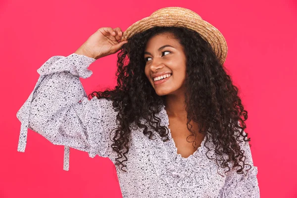 Porträtt Lycklig Ung Afrikansk Kvinna Sommarklänning Och Stråhatt Står Isolerade — Stockfoto