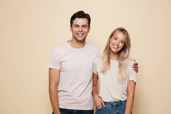 Portrét Usměvavý Mladý Pár Stojící Společně Nad Béžové Pozadí Objímání — Stock fotografie