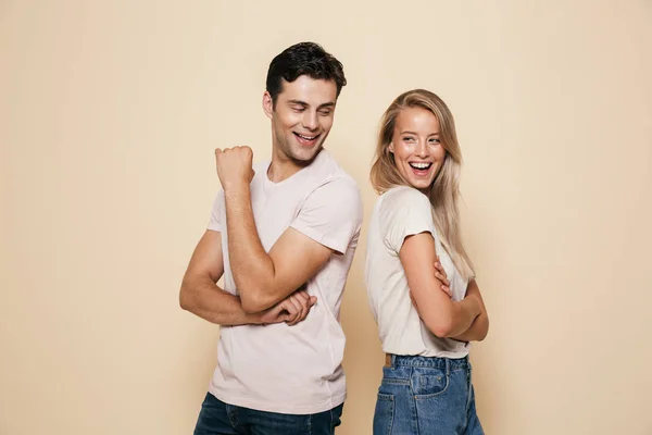 Retrato Jovem Casal Sorrindo Juntos Sobre Fundo Bege Olhando Para — Fotografia de Stock