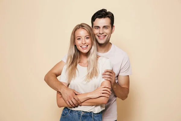 Bej Renkli Arka Plan Üzerinde Birlikte Gülümseyen Genç Çift Ayakta — Stok fotoğraf