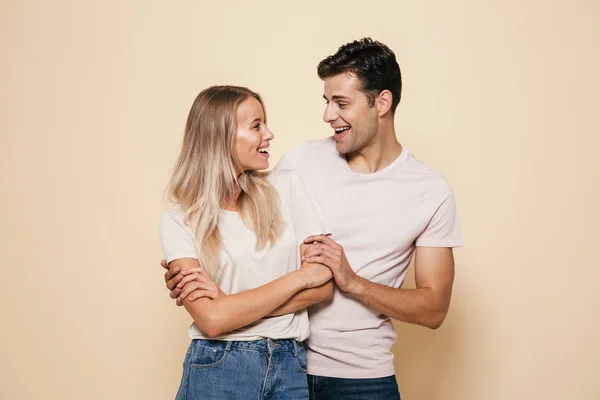 Retrato Jovem Casal Sorridente Juntos Sobre Fundo Bege Mãos Dadas — Fotografia de Stock