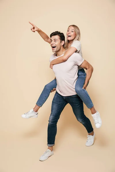 Retrato Comprimento Total Jovem Casal Alegre Juntos Sobre Fundo Bege — Fotografia de Stock