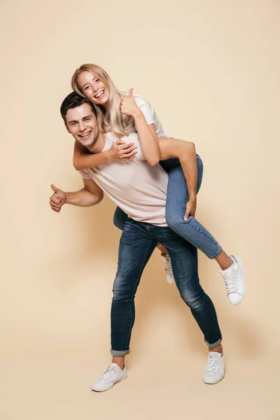 Retrato Larga Duración Una Alegre Pareja Joven Pie Juntos Sobre — Foto de Stock