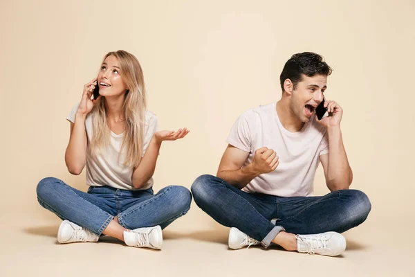 Heyecanlı Bir Genç Çiftin Birlikte Cep Telefonlarında Konuşma Bej Renkli — Stok fotoğraf