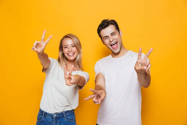 Foto Feliz Animado Jovem Casal Amoroso Isolado Sobre Fundo Parede — Fotografia de Stock