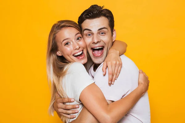 Foto Feliz Pareja Amorosa Joven Emocionada Pie Aislada Sobre Fondo —  Fotos de Stock