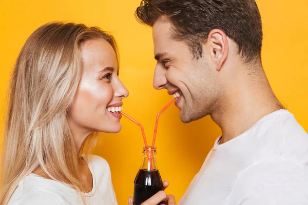 Pretty Young Couple Standing Isolated Yellow Background Drinking Fizzy Drink — Stock Photo, Image