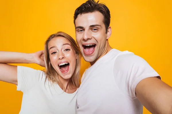 Foto Feliz Animado Jovem Casal Amoroso Isolado Sobre Fundo Parede — Fotografia de Stock