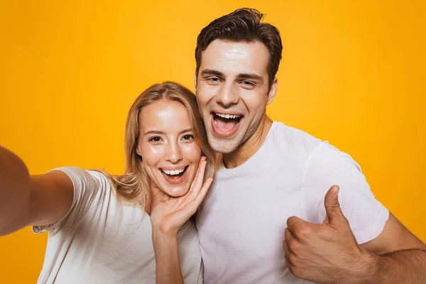 Foto Feliz Pareja Amorosa Joven Emocionada Pie Aislada Sobre Fondo — Foto de Stock