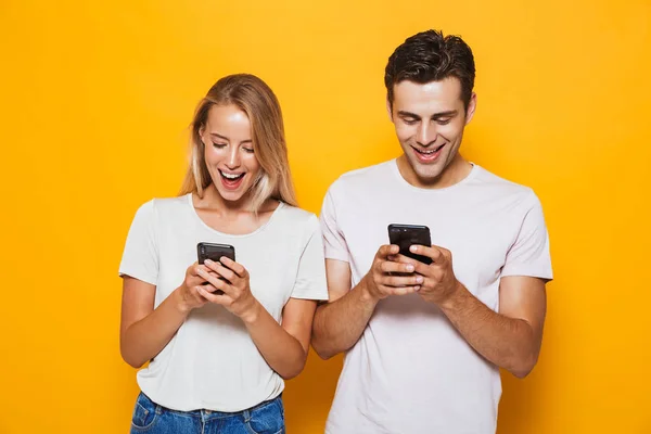 Foto Feliz Pareja Amorosa Joven Emocionada Pie Aislada Sobre Fondo — Foto de Stock