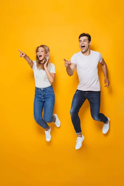 Retrato Larga Duración Feliz Pareja Joven Señalando Los Dedos Distancia — Foto de Stock