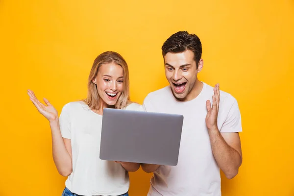 Photo Shocked Happy Excited Young Loving Couple Isolated Yellow Wall — Stock Photo, Image