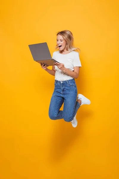 Foto Feliz Mujer Joven Emocionada Saltando Aislado Sobre Fondo Amarillo — Foto de Stock