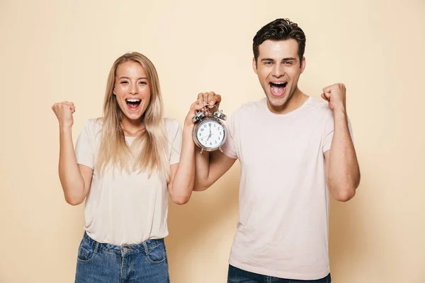 Imagen Pareja Amorosa Joven Feliz Sosteniendo Reloj Despertador Aislado Hacer — Foto de Stock