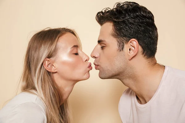 Photo Cute Happy Young Loving Couple Kissing Isolated Beige Wall — Stock Photo, Image