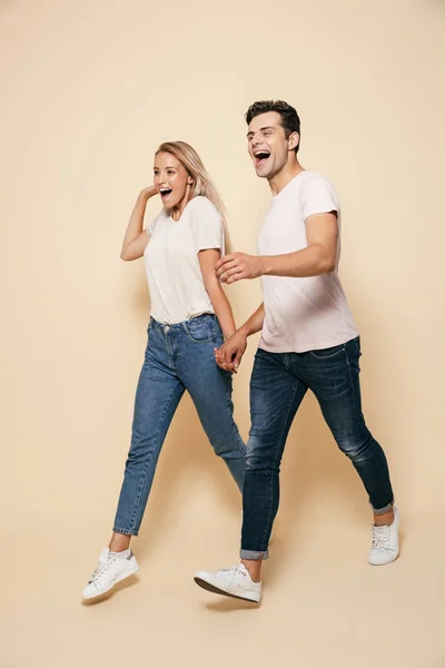 Foto Linda Pareja Amorosa Joven Feliz Caminando Aislada Sobre Fondo — Foto de Stock