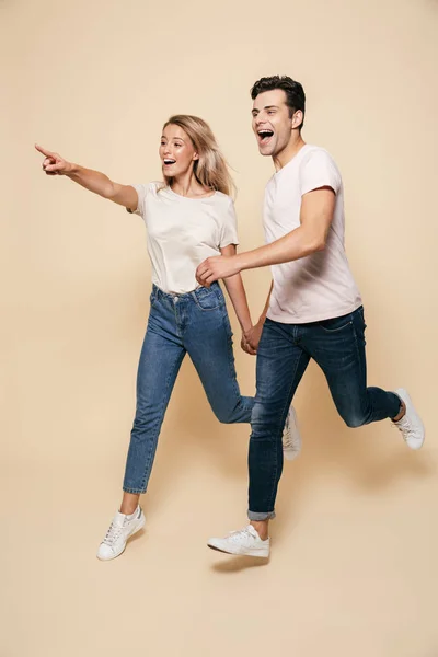 Foto Linda Pareja Amorosa Joven Feliz Caminando Aislada Sobre Fondo — Foto de Stock