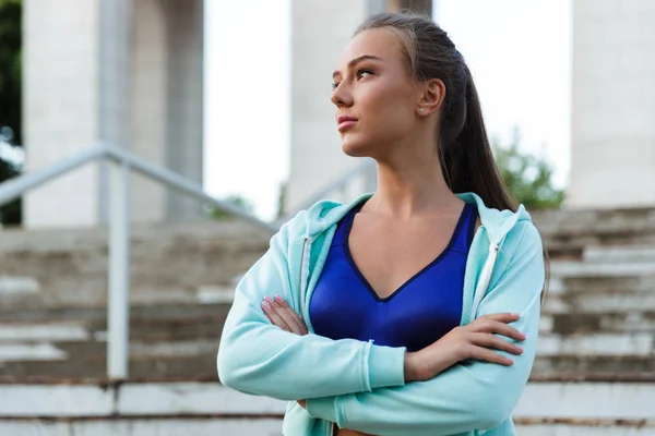 Bilden Fantastisk Ung Sport Kvinna Stående Utomhus Tittar Sidan — Stockfoto