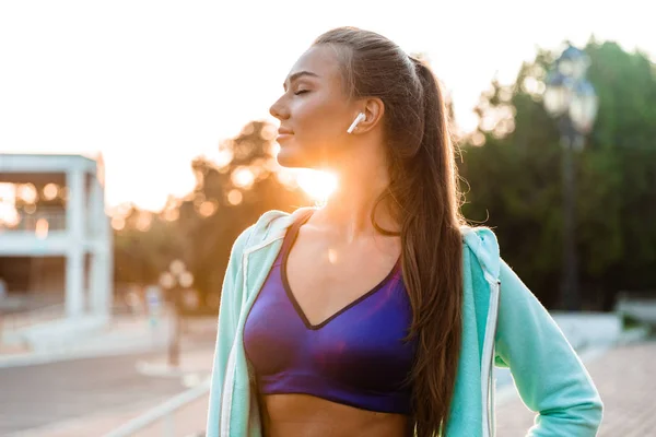 Foto Bella Giovane Donna Sportiva Parco All Aperto Ascoltare Musica — Foto Stock