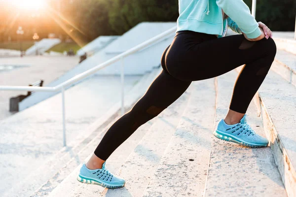 Foto Cortada Incrível Jovem Mulher Esportiva Parque Livre Fazer Exercícios — Fotografia de Stock