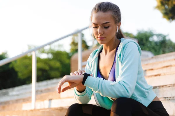 Foto Fantastisk Ung Sport Kvinna Park Utomhus Musik Tittar Watch — Stockfoto