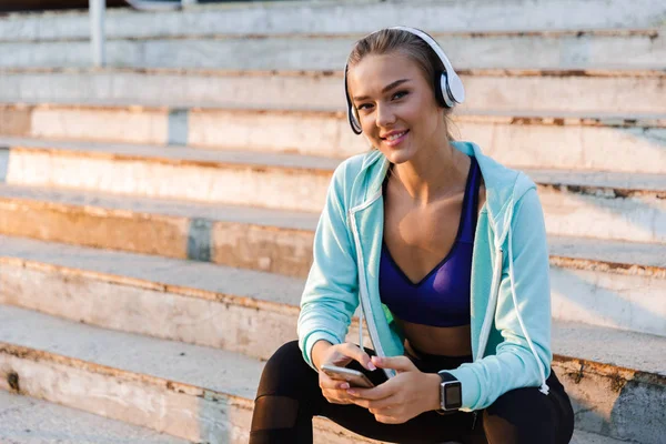 Fotoğraf Şaşırtıcı Genç Kadın Park Açık Havada Dinleme Müzik Spor — Stok fotoğraf