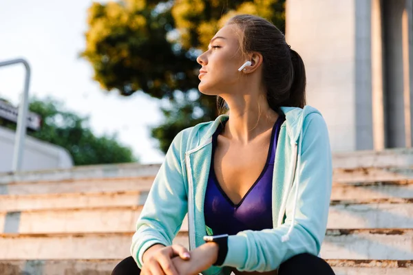 Foto Wanita Olahraga Muda Yang Luar Biasa Taman Mendengarkan Musik — Stok Foto