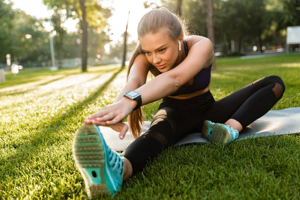 Photo Amazing Young Sports Woman Park Outdoors Make Sport Stretching — Stock Photo, Image