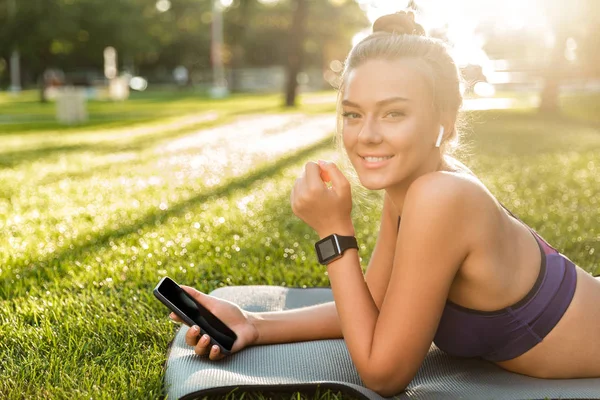 Portrait Smiling Young Fitness Girl Laying Mat Park Using Mobile — Stock Photo, Image