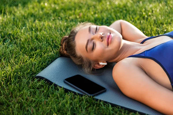 Ritratto Alto Una Giovane Ragazza Sorridente Sdraiata Materassino Parco Telefono — Foto Stock