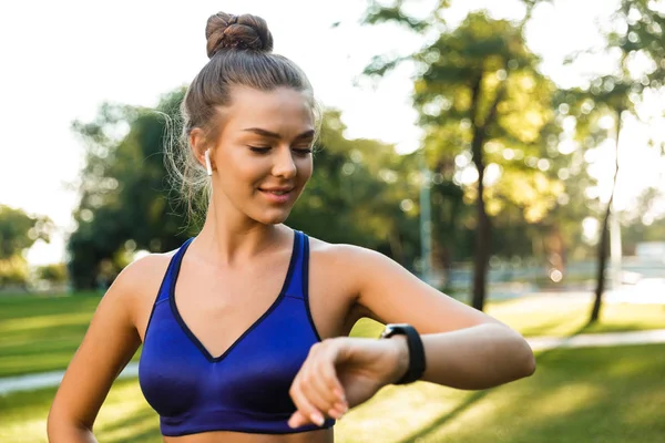 Photo Beautiful Young Sports Woman Park Outdoors Listening Music Earphones — Stock Photo, Image