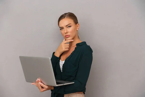 Ragazza Affari Premurosa Piedi Sfondo Grigio Lavorando Sul Computer Portatile — Foto Stock