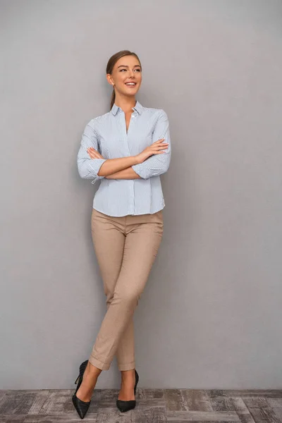 Imagen Mujer Negocios Feliz Pie Sobre Fondo Gris Pared Posando —  Fotos de Stock