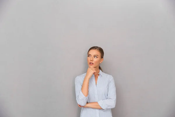 Image Concentrated Thinking Business Woman Standing Grey Wall Background Posing — Stock Photo, Image