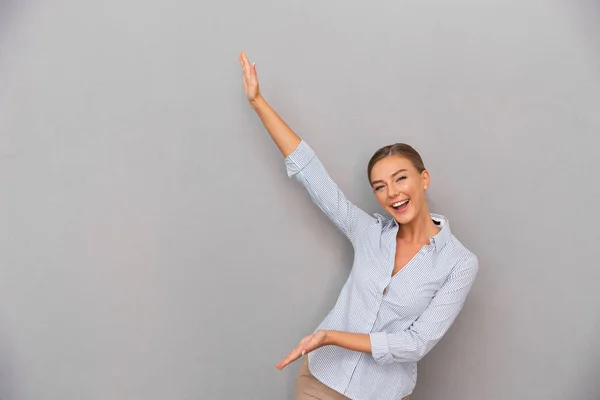 Bilden Vacker Affärskvinna Som Står Över Grå Vägg Bakgrunden Poserar — Stockfoto