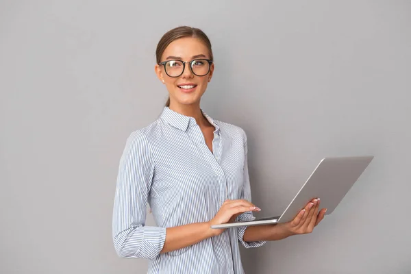 Image Beautiful Smiling Business Woman Standing Grey Wall Background Using — Stock Photo, Image