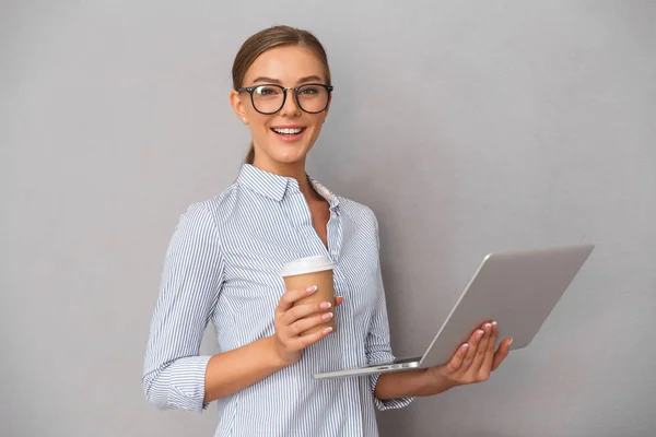 Sorrindo Jovem Empresária Sobre Fundo Cinza Trabalhando Computador Portátil Beber — Fotografia de Stock