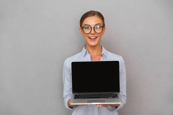 Glad Ung Affärskvinna Stående Över Grå Bakgrund Visar Blank Skärm — Stockfoto